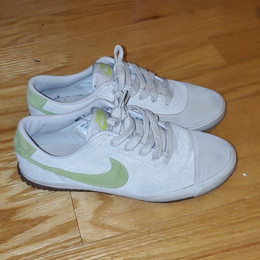 Nike tennis size 7 womens